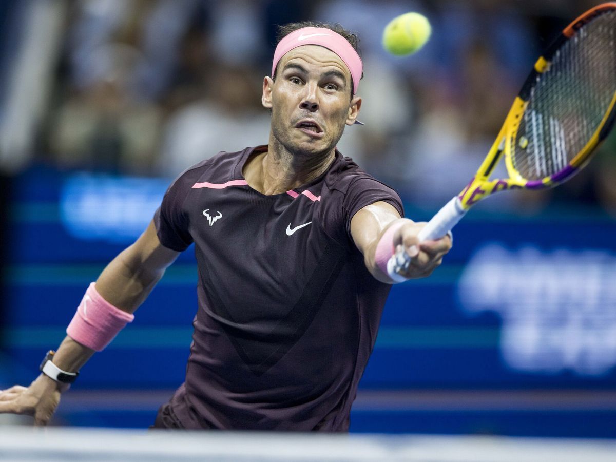 Rafa Nadal sacando una derecha espectacular para salvar un punto en un partido