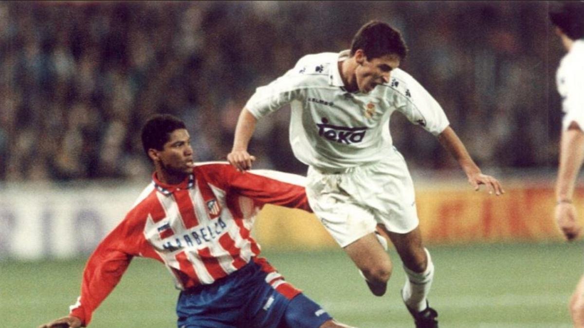 Raúl González en un partido frente al Atlético de Madrid