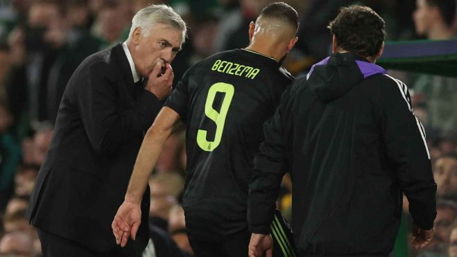 Karim Benzema ante la mirada atenta de Carlo Ancelotti