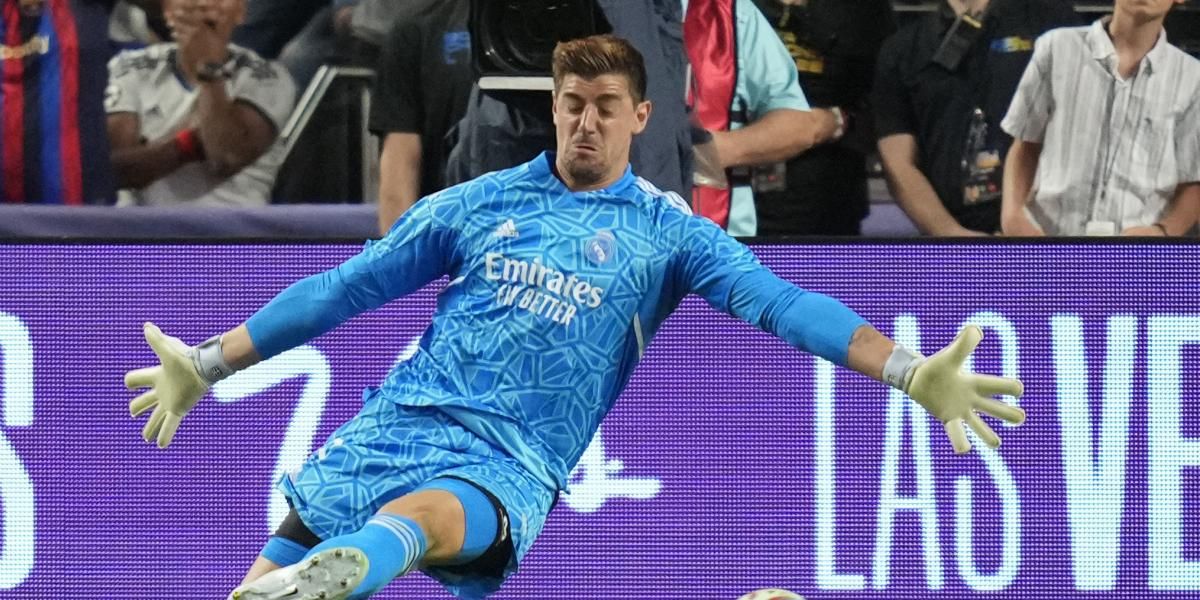 Courtois tratando de evitar un gol con una gran estirada