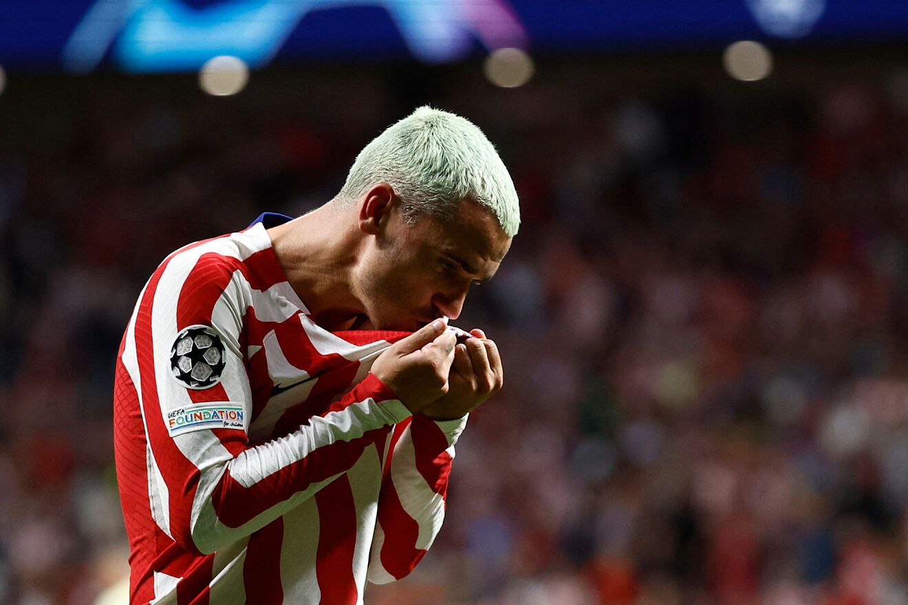 Antoine Griezmann besa el escudo del Atlético