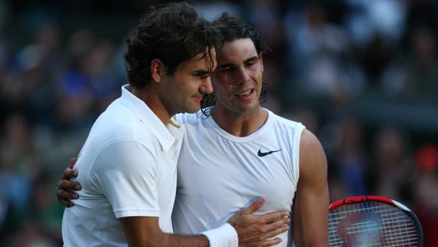 Roger Federer junto a Rafa Nadal tras la final de Wimbledon de 2008