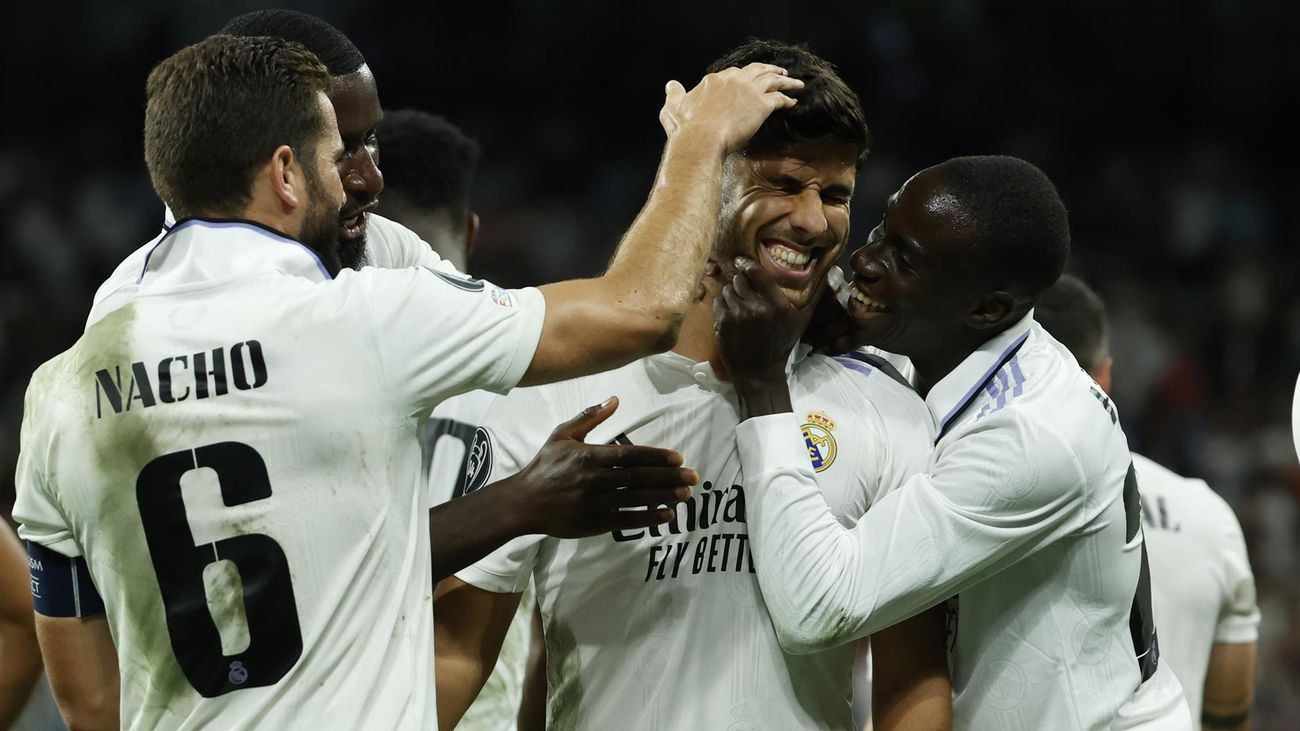 Los jugadores del Real Madrid se abrazan entre ellos 