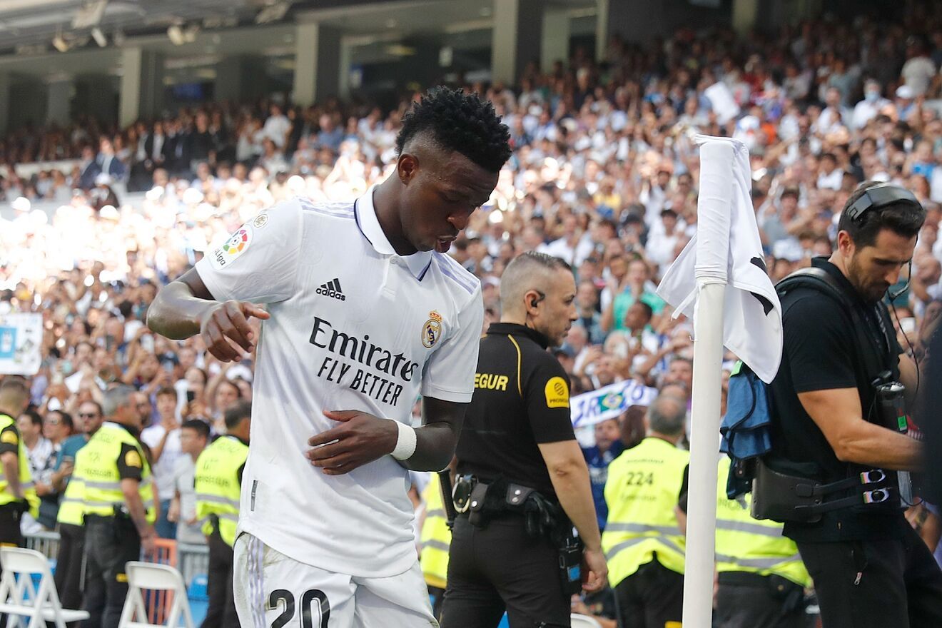 Vinicius Junior baila tras marcar un gol en el Bernabéu