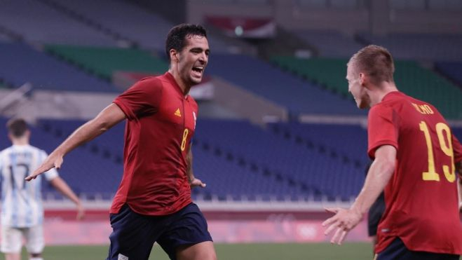 Mikel Merino y Dani Olmo celebran un gol con la selección española