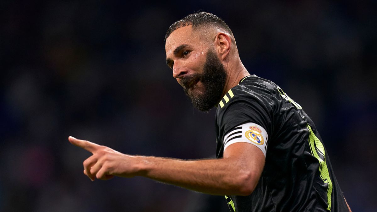 Benzema celebra un gol con el brazalete de capitán