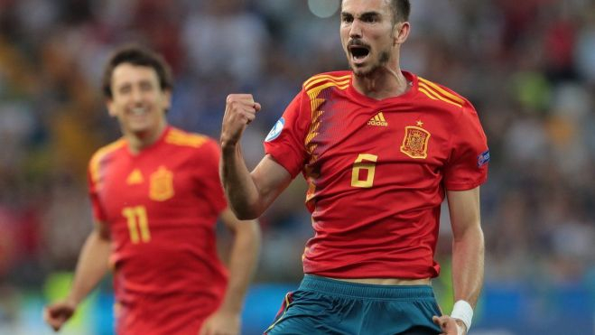 Fabián Ruiz y Mikel Oyarzabal al fondo