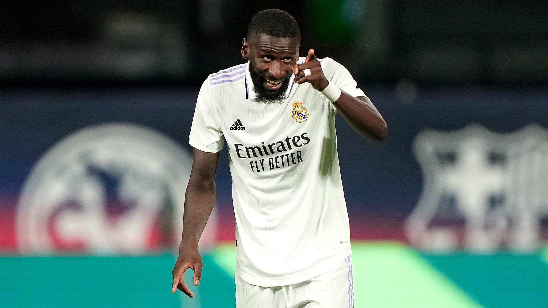 Toni Rüdiger dando órdenes a sus compañeros