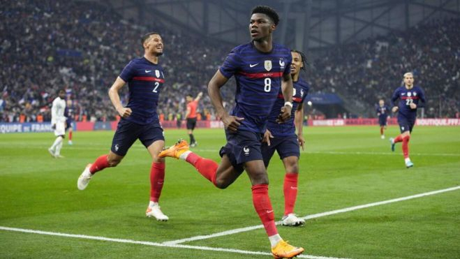El próximo fichaje, Tchouameni, siguió el partido del Real Madrid como un compañero más de la plantilla El próximo fichaje, Tchouameni, siguió el partido del Real Madrid como un compañero más de la plantilla