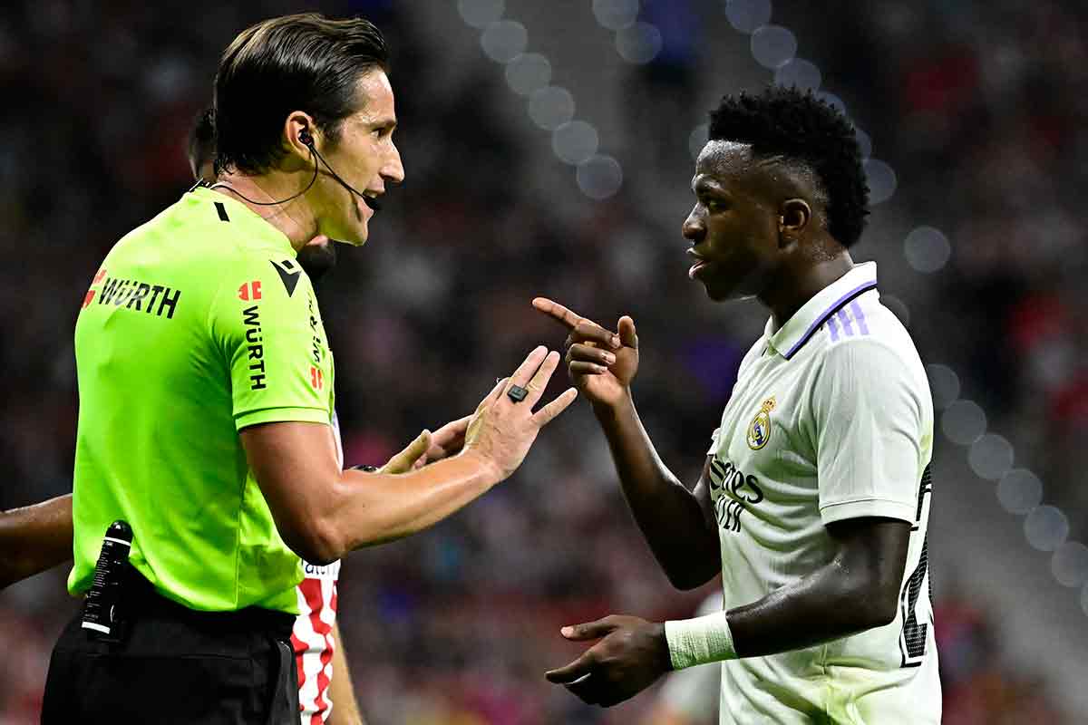 Munuera Montero y Vinicius discutiendo una acción arbitral esta temporada