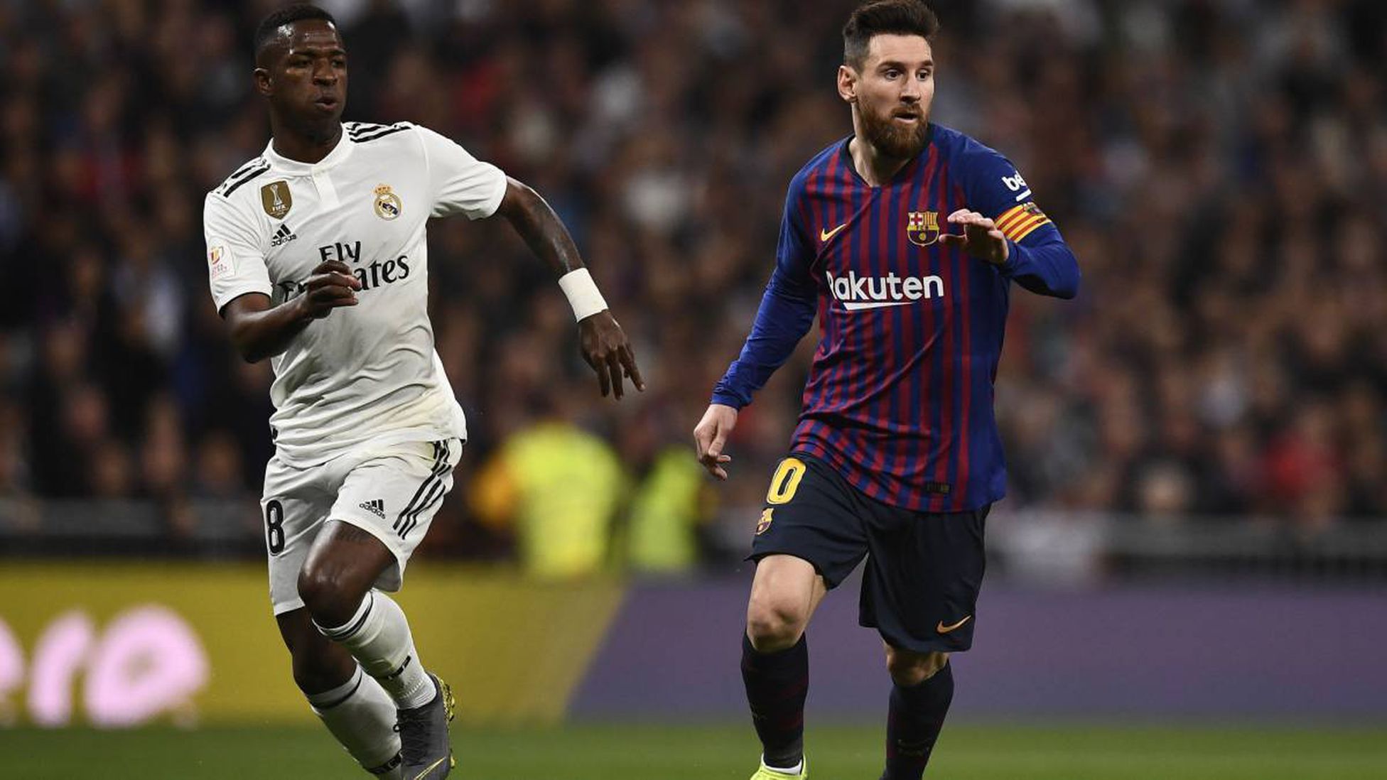 Vinicius Junior y Leo Messi durante un clásico