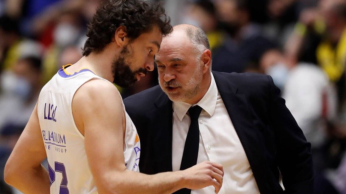 Pablo Laso junto al capitán Sergio Llull